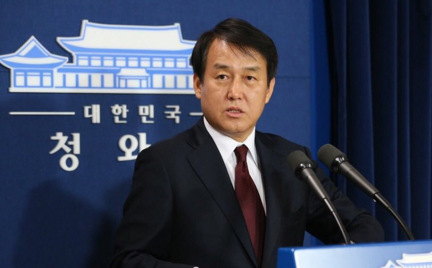 정연국 전 청와대 대변인. 사진은 2016년 11월 20일 검찰이 박 대통령을 입건하기로 발표한 것에 대한 브리핑 진행 모습. 
