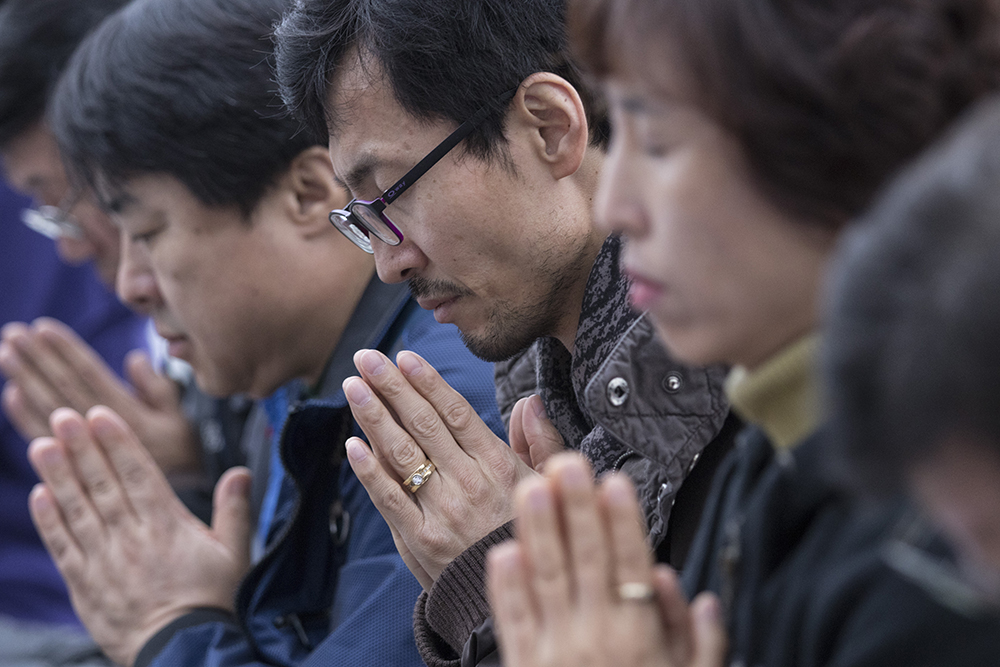 박근혜 정권 퇴진엔 종교인들도 동참하고 나섰다. 지난 19일 5대 종단 종교인들은 세종로 공원에서 시국기도회를 가졌다. 