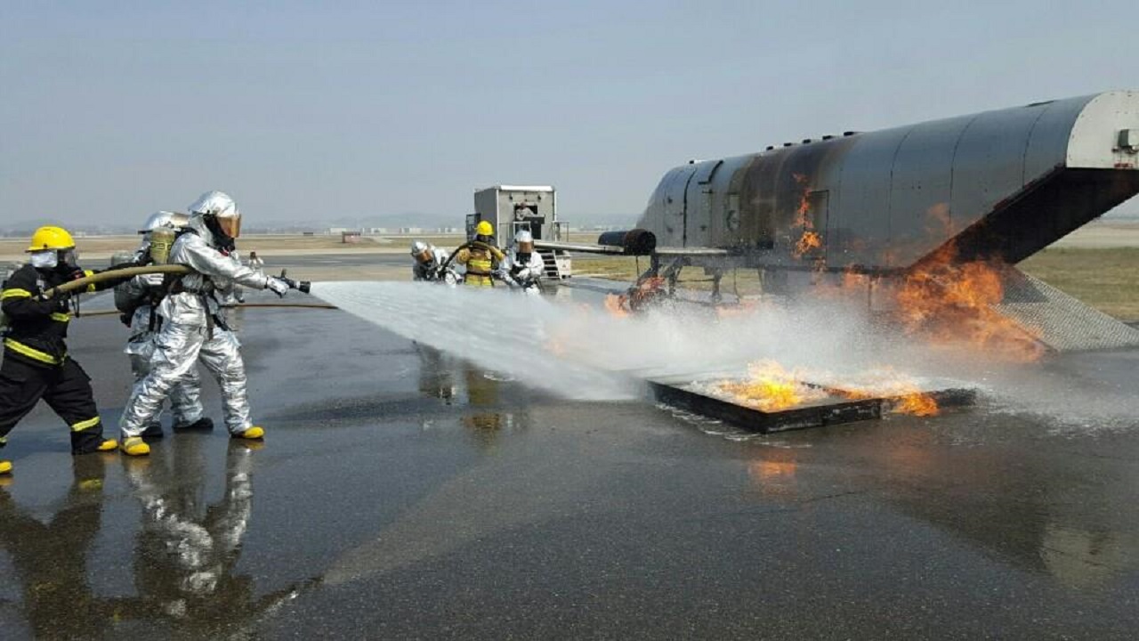 류창현 원사가 항공기 화재진압 훈련에 참여하고 있다. 