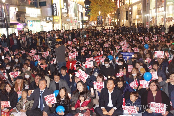 21일 오후 대구백화점 앞에서 열린 박근혜 퇴진 시국집회에 문재인 더불어민주당 전 대표가 참석하자 1500여 명의 시민들이 나왔다.