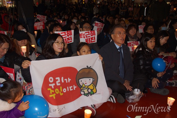  문재인 더불어민주당 전 대표가 21일 대구백화점 앞에서 열린 박근혜 퇴진 시국 촛불집회에 참석해 앉아 있다.
