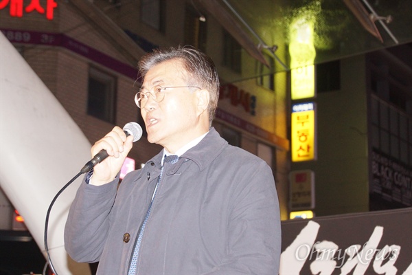 문재인 더불어민주당 전 대표가 21일 오후 대구백화점 앞에서 열린 박근혜 퇴진 촛불집회에 참석해 발언을 하고 있다.