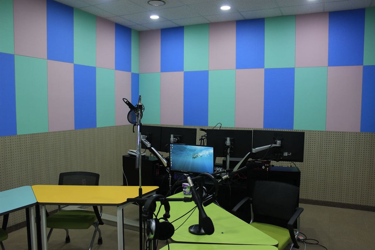 팟캐스트 녹음이 이루어지는 라디오 스튜디오.
