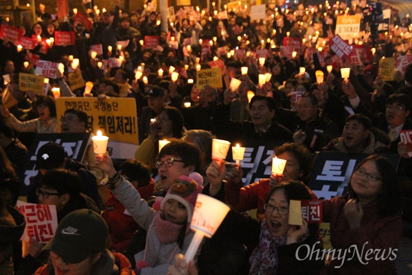  '박근혜 퇴진 10만 대전시민 시국대회'가 19일 저녁 대전 서구 갤러리아타임월드 백화점 앞 도로에서 개최된 가운데, 대전지역 촛불집회 역사상 최대인 3만5000명의 시민이 몰렸다.