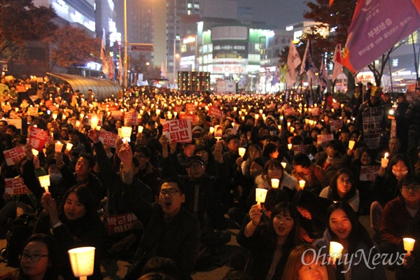  '박근혜 퇴진 10만 대전시민 시국대회'가 19일 저녁 대전 서구 갤러리아타임월드 백화점 앞 도로에서 개최됐다. 이날 집회에는 대전지역 촛불집회 역사상 최대인 3만5000명의 시민이 몰렸다.