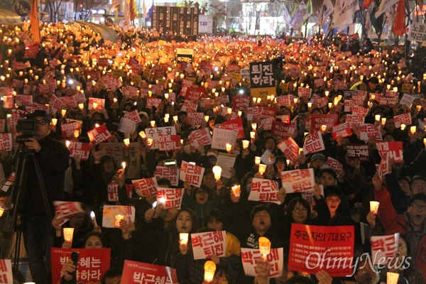  '박근혜 퇴진 10만 대전시민 시국대회'가 19일 저녁 대전 서구 갤러리아타임월드 백화점 앞 도로에서 개최됐다. 이날 집회에는 대전지역 촛불집회 역사상 최대인 3만5000명의 시민이 몰렸다.