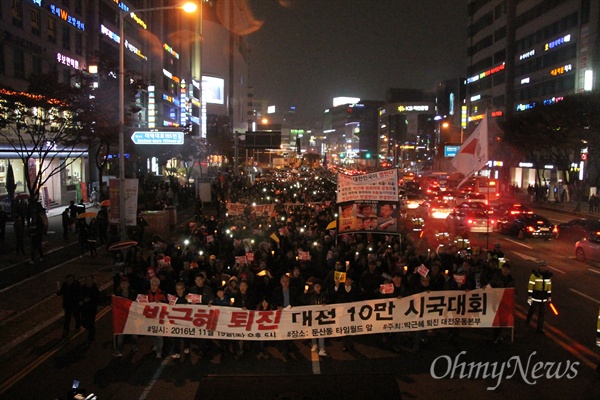  '박근혜 퇴진 10만 대전시민 시국대회'가 19일 저녁 대전 서구 갤러리아타임월드 백화점 앞 도로에서 개최됐다. 이날 집회에는 대전지역 촛불집회 역사상 최대인 3만5000명의 시민이 몰렸다.