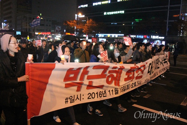  '박근혜 퇴진 10만 대전시민 시국대회'가 19일 저녁 대전 서구 갤러리아타임월드 백화점 앞 도로에서 개최됐다. 이날 집회에는 대전지역 촛불집회 역사상 최대인 3만5000명의 시민이 몰렸다.