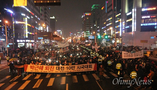  '박근혜 퇴진 10만 대전시민 시국대회'가 19일 저녁 대전 서구 갤러리아타임월드 백화점 앞 도로에서 개최됐다. 이날 집회에는 대전지역 촛불집회 역사상 최대인 3만5000명의 시민이 몰렸다.