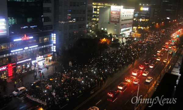  '박근혜 퇴진 10만 대전시민 시국대회'가 19일 저녁 대전 서구 갤러리아타임월드 백화점 앞 도로에서 개최됐다. 이날 집회에는 대전지역 촛불집회 역사상 최대인 3만5000명의 시민이 몰렸다.