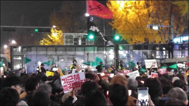 지난 11월 19일 경복궁역 사거리 경찰 차벽 앞에서 박근혜 퇴진을 요구하고 있는 시민들