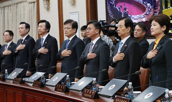 22일 오전 서울 세종로 정부서울청사에서 열린 국무회의에서 한민구 국방부 장관(오른쪽에서 두번째) 등 참석자들이 국민의례를 하고 있다