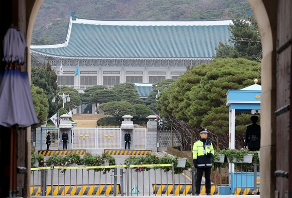 지난 21일 청와대 정문(일명 11문) 앞에서 경찰 근무자가 근무를 서고 있다. 