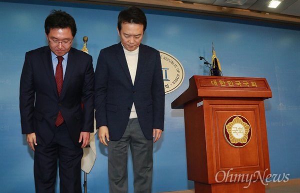 남경필 경기도지사와 김용태 의원이 22일 오전 서울 여의도 정론관에서 기자회견을 열어 새누리당 탈당을 선언한 뒤 고개를 숙이고 있다.