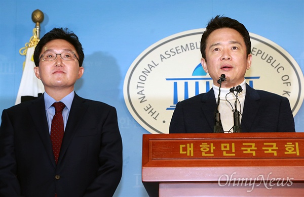 남경필 경기도지사와 김용태 의원이 22일 오전 서울 여의도 정론관에서 기자회견을 열어 새누리당 탈당을 선언했다.