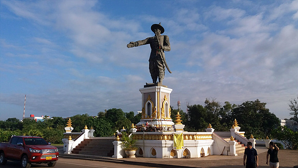 비엔티안 인근을 흐르는 메콩강변에는 '짜오 아누웡 공원'이 있다. 2010년에 세워진 높이 6m의 동상은 라오스 독립전쟁 영웅인 '짜오 아누웡' 왕으로 한 손엔 칼을, 다른 손에는 칼을 차고 건너편에 보이는 태국땅을 바라보고 있다. 