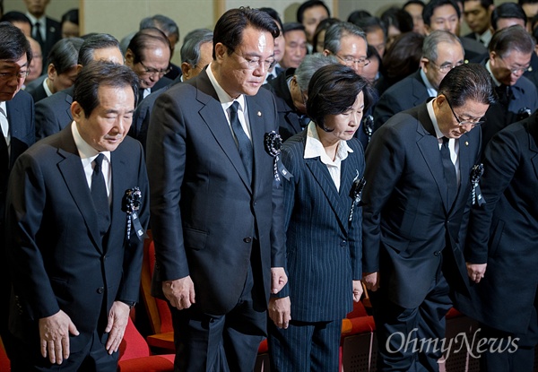 고 김영삼 전 대통령 서거 1주기 추모식 22일 오전 서울 동작구 국립현충원에서 열린 '김영삼 전 대통령 서거 1주기 추모식'에 참석한 정세균 국회의장(왼쪽부터), 정진석 새누리당 원내대표, 추미애 더불어민주당 대표, 박지원 국민의당 비대위원장및 정관계 인사, 추모객들이 묵념 후 착석하고 있다.