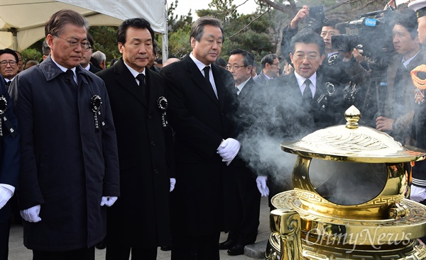 고 김영삼 전 대통령 서거 1주기 추모식 22일 서울 동작구 국립서울현충원 현충관에서 열린 고 김영삼 전 대통령 1주기 추모식을 마친 문재인 전 더불어민주당 대표(왼쪽부터)와 손학규 전 민주당 대표, 김무성 전 새누리당 대표가 김 전 대통령의 묘역을 찾아 참배를 하고 있다.