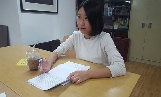 비공개 사유의 부당함을 설명하는 '투명사회를 위한 정보공개센터' 김조은 활동가.