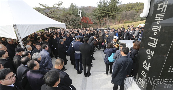 고 김영삼 전 대통령 서거 1주기 참배 고 김영삼 전 대통령 서거 1주기인 22일 오전 서울 동작구 국립현충원 묘소에서 가족과 정관계인사들이 참배하고 있다.