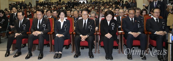 고 김영삼 전 대통령 서거 1주기 추모식 22일 오전 서울 동작구 국립현충원 현충관에서 열린 김영삼 대통령 서거 1주기 추모식에서 참석자들이 종교의식을 갖고 있다. 왼쪽부터 정세균 국회의장, 새누리당 정진석 원내대표, 더불어민주당 추미애 대표, 국민의당 박지원 비상대책위원장, 정의당 심상정 대표, 홍윤식 행정자치부 장관, 허원제 청와대 정무수석.