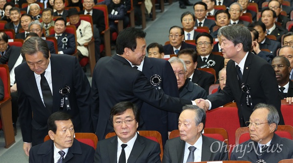 악수하는 손학규-안철수 22일 오전 서울 동작구 국립서울현충원 현충관에서 열린 고 김영삼 대통령 서거 1주기 추모식에서 안철수 전 국민의당 대표(오른쪽)와 손학규 전 민주당 대표가 악수하고 있다. 왼쪽은 김무성 전 새누리당 대표.