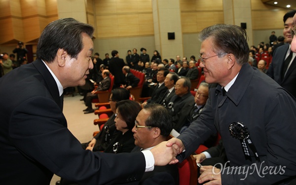  문재인 전 민주당 대표(오른쪽)와 김무성 전 새누리당 대표가 22일 오전 서울 동작구 국립서울현충원 현충관에서 열린 고 김영삼 대통령 서거 1주기 추모식에서 만나 악수하고 있다.