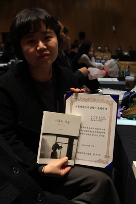 저와 함께 올해의 책을 받은 김선영 님. 김선영 님은 <가족의 시골>을 쓰셨고 '올해의 문학책'으로 상을 받으셨어요.