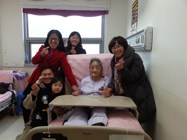 시흥시평화의소녀상건립추진위원회 정순옥 공동대표가 2016년 11월 22일 오후 일본군위안부할머니와함께하는 통영거제시민모임에 기금을 전달하고 요양병원에 입원해 있는 김복득 할머니를 방문했다.