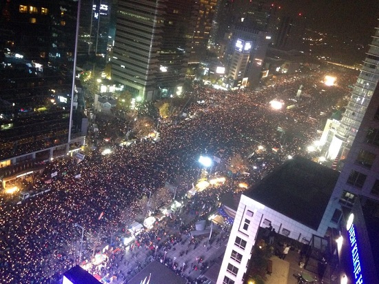 11월 19일 광화문 광장에는 60만 명의 시민들이 모였다.