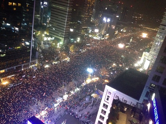  11월 19일 광화문 광장에는 60만 명의 시민들이 모였다.