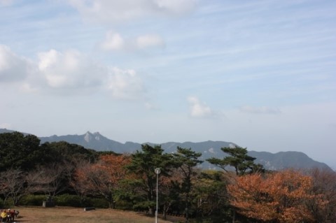 멀리 시라다케산이 보인다