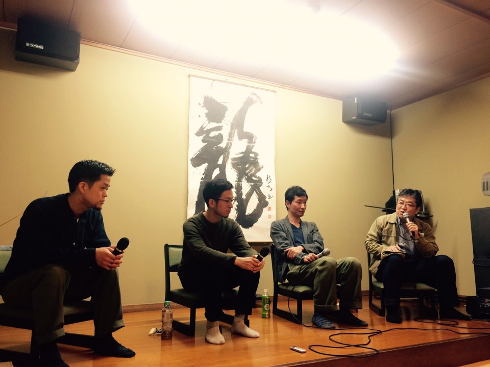 (왼쪽부터) 히토야스미 서점의 시로시타 야스아키 씨, MINOU BOOKS & CAFE의 이시이 이사무 씨, 카모시카 서점의 이와오 신사쿠 씨, 사회를 맡은 북스큐브릭 대표 오이 미노루 씨