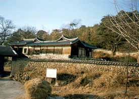  이유, 이희, 이응은 임진왜란 당시 용궁 전투에 의병으로 참전한 3형제이다. 이 중 위의 이유, 이희는 전투 전후에 전사했고, 막내인 이응만 살아남았다. 이응의 아들 이덕창은 본래 과거 합격 후 젊은 나이에 상주판관을 역임했지만 관군이 흩어지자 그 역시 의병 활동을 했다. 전란이 끝나고, 벼슬에서도 은퇴한 이덕창은 조상 대대로 살아온 터에 집을 지었다. 그 집이 바로 민속자료 71호인 별좌공종택으로, 예천군 호명면 송곡리 446번지에 있다. 사진은 예천군청 누리집의 것이다.