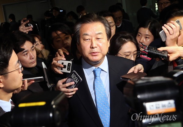 김무성 새누리당 전 대표가 23일 오전 서울 여의도 국회 의원회관에서 기자회견을 열고 대선 불출마를 선언한 뒤 "국민 배신한 박근혜 대통령 탄핵에 앞장 설 것"이라고 밝혔다.