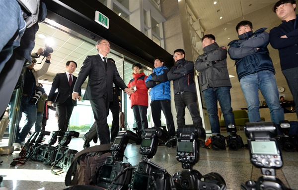 23일 오전 서울 용산구 국방부 청사 로비에서 사진기자들이 국방부의 한일군사정보보호협정 조인식 비공개방침에 항의, 카메라를 내려놓고 취재를 거부하고 있다.
