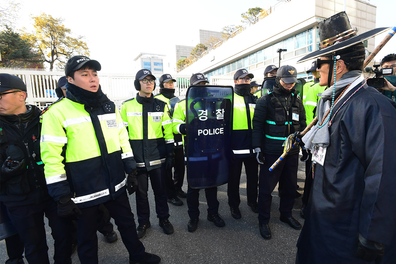한 시민이 23일 오전 서울 용산구 국방부앞에서 '한일군사정보보호협정' 서명 중단을 요구하며 시위를 벌이자 경찰이 가로막고 있다. 