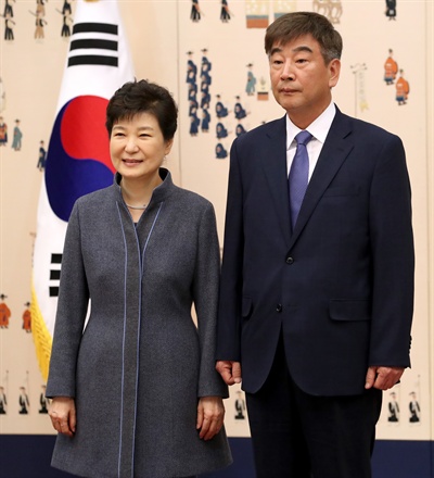 박근혜 대통령이 지난 18일 오후 청와대에서 열린 신임 정무직 임명장 수여식에서 최재경 민정수석과 기념촬영하고 있다.