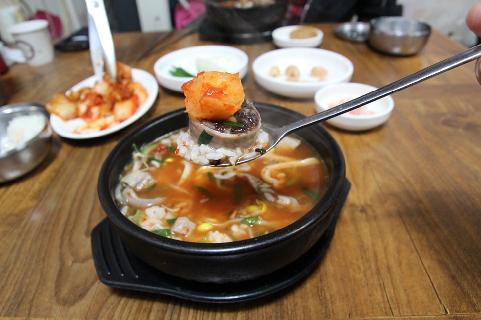  국밥 한술에 잘 숙성된 깍두기를 올려먹으면 그 맛이 더해진다. 
