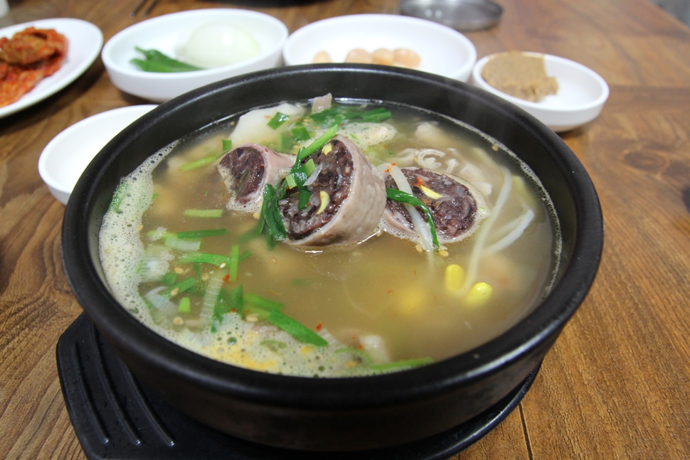  모둠국밥은 국물이 시원한데다 암뽕까지 맛볼 수 있어서 좋다. 

