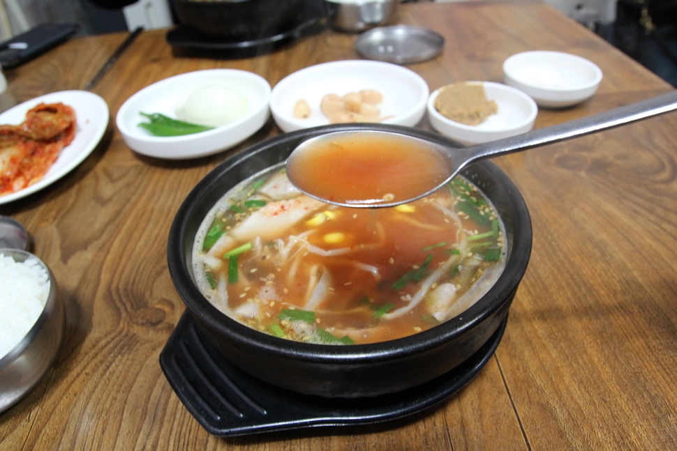  닭발육수의 산뜻하고 기막힌 이 감칠맛이 너무 좋다. 
