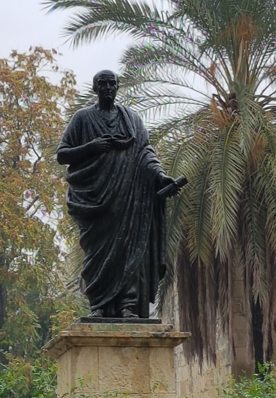 비를 맞고 서서 길동무 코르도바 탐방을 반겨주던 세네카(Lucius Annaeus Seneca) 동상