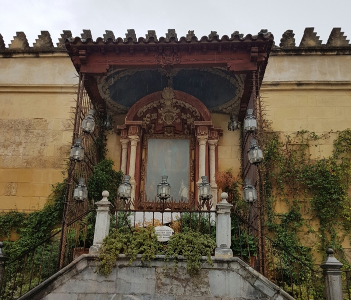쌓인 역사와 다듬은 아름다움이 고고한 빛을 발하는 코르도바 가정집 문