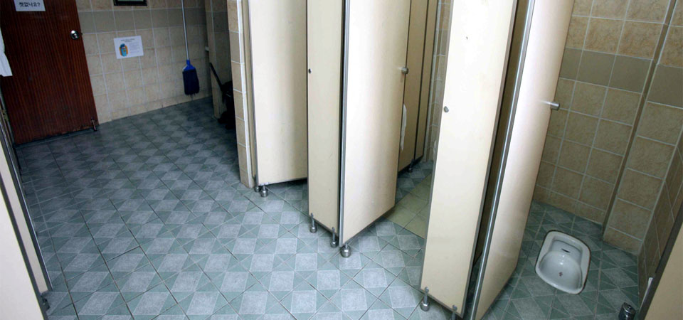 이랬던 학교 화장실이...  서울 길동초동학교의 개선 전 화장실. 서울시내 대부분의 초중고 학교 화장실은 이같이 어둡고 칙칙하며 단조로운 모습이었다.