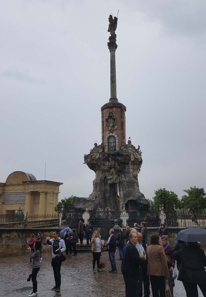 콜럼버스 항해의 원천인 이사벨 여왕과 콜럼버스의 만남을 기념하는 탑