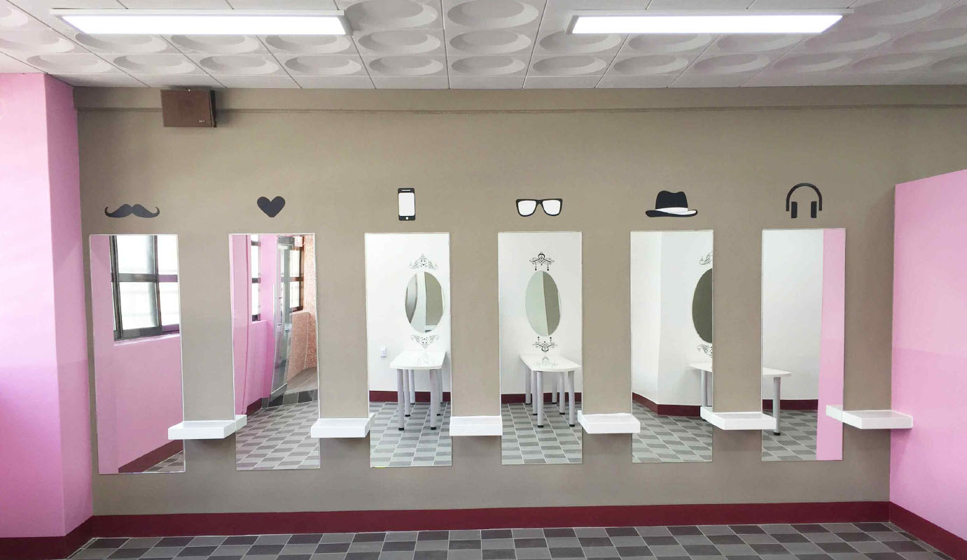  대형거울이 설치된 동일여상 화장실내 파우더룸.
