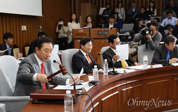  박근혜 정부의 최순실 등 민간인에 의한 국정농단 의혹사건 진상규명을 위한 국정조사특별위원회 위원장인 새누리당 김성태 의원이 11월 23일 오후 국회에서 열린 제2차 전체회의에서 의사 일정 등 안건을 상정하고 있다. 국조특위는 이날 위원회 운영일정과 기관보고 출석기관, 서류제출, 청문회, 증인 등을 확정할 계획이다. 국조특위는 이 자리에서 운영 일정과 증인 명단 등을 의결할 예정이다. 