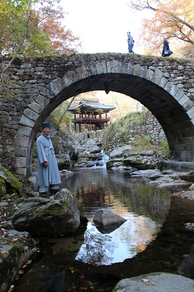  조계산 선암사 승선교에 만들어진 동그라미. 원 안에 들어 있는 물, 강선루, 덕해 스님이 깨달음을 주는 듯합니다.