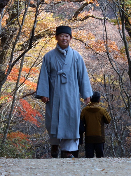  덕해 스님, 머리를 내밀더니 어느 틈에 크게 떠올랐습니다. 해돋이 과정을 연상케 합니다.