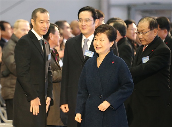  박근혜 대통령이 2015년 12월 21일 오전 인천 송도에서 열린 삼성바이오로직스 제3공장 기공식에 참석한 모습. 왼쪽에 이재용 삼성전자 부회장이 서 있다. 